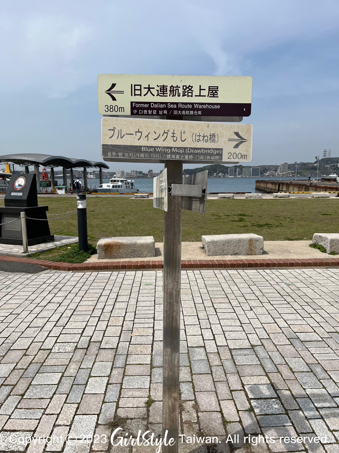 告示牌清楚標示藍翼橋方向,步行可達。