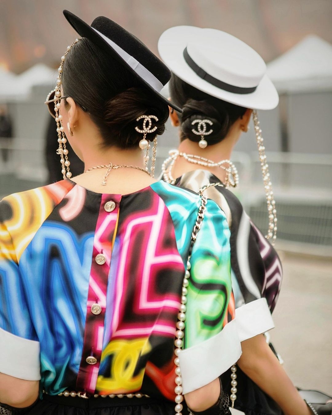 她們的第一個精品是香奈兒的耳環,而她們最受矚目的就在於「髮飾」。