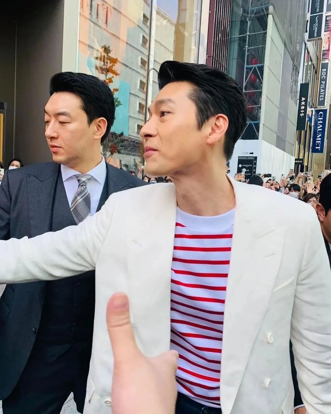 玄彬伸出手表示感謝,一旁的保鑣面有難色(?)。