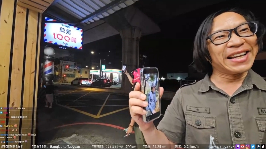 企鵝妹在紅毛城給吹薩克斯風的人1000元，沒想到那個街頭藝人來到桃園當場把錢抖回來