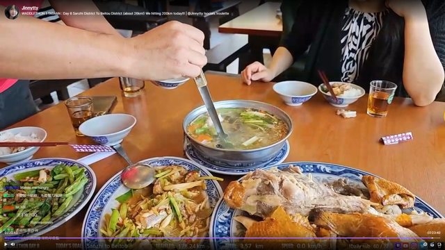 企鵝妹品嘗甕窯雞