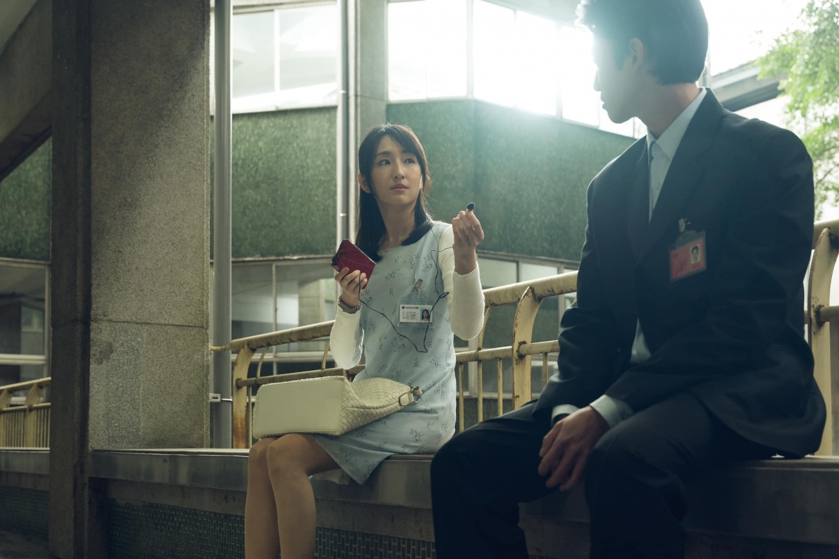 《模仿犯》柯佳嬿拿出耳機讓觀眾歪樓想起《想見你》。