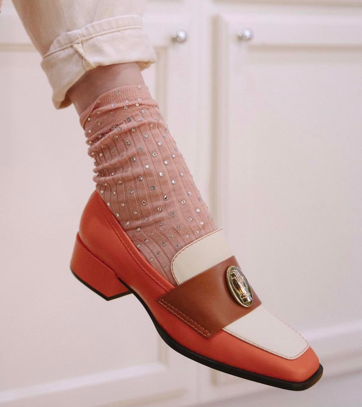 Nomasei 最廣為人知的是他們樂福鞋設計中經常出現的金色小手LOGO