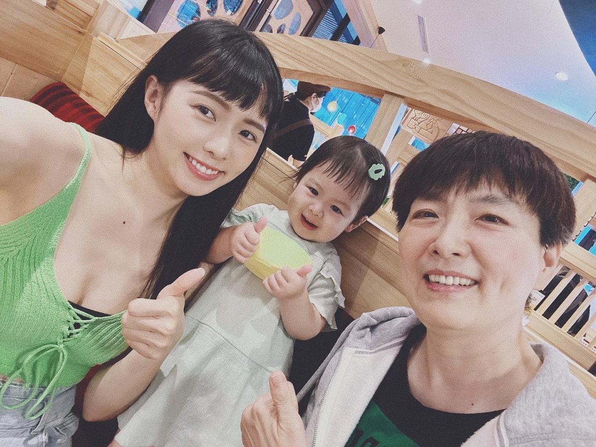 簡廷芮最近帶著女兒「小蘿蔔」與恩師聚會，清新美貌依舊。