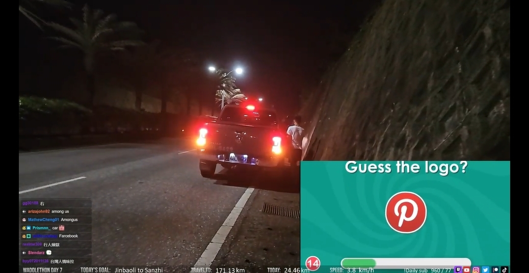 民眾為了跟企鵝妹合照違規停車