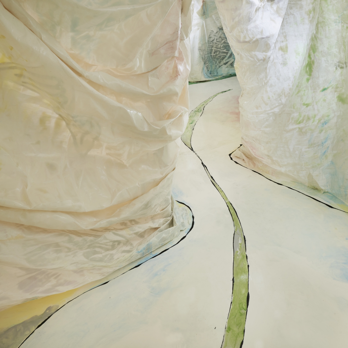 Gaetano Pesce 將店內展示包款的空間以樹脂和布料塑造成一個狹窄的岩洞。