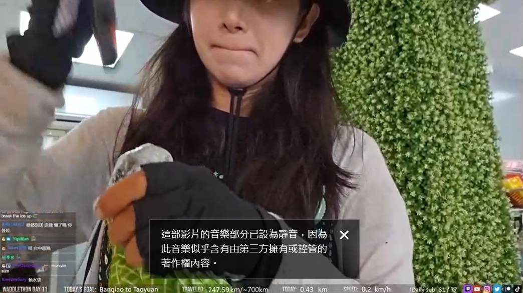 企鵝妹豪氣直接拿手機K冰塊