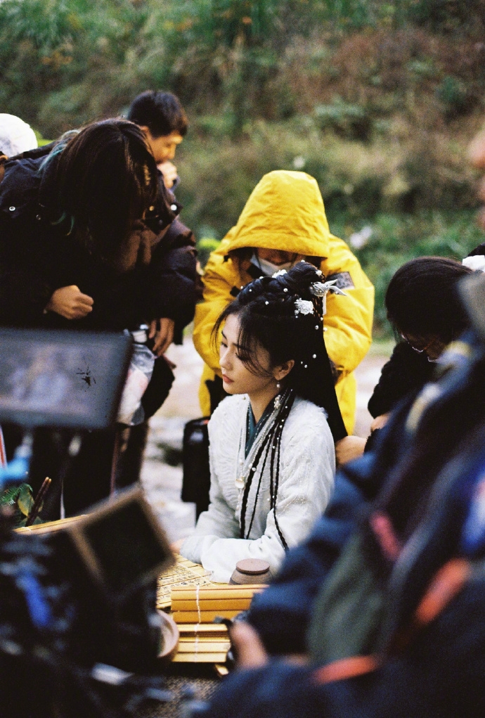 桑酒在鏡頭之外的幕後照。