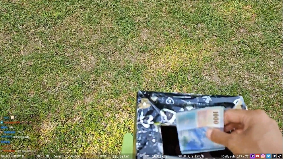 企鵝妹每次打賞都是1000元大鈔