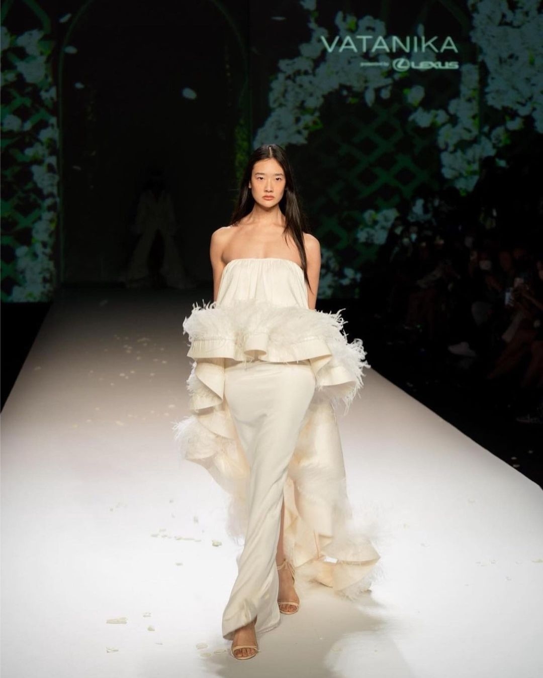 伸展台上的茱蒂蒙瓊查容蘇因充滿自信。