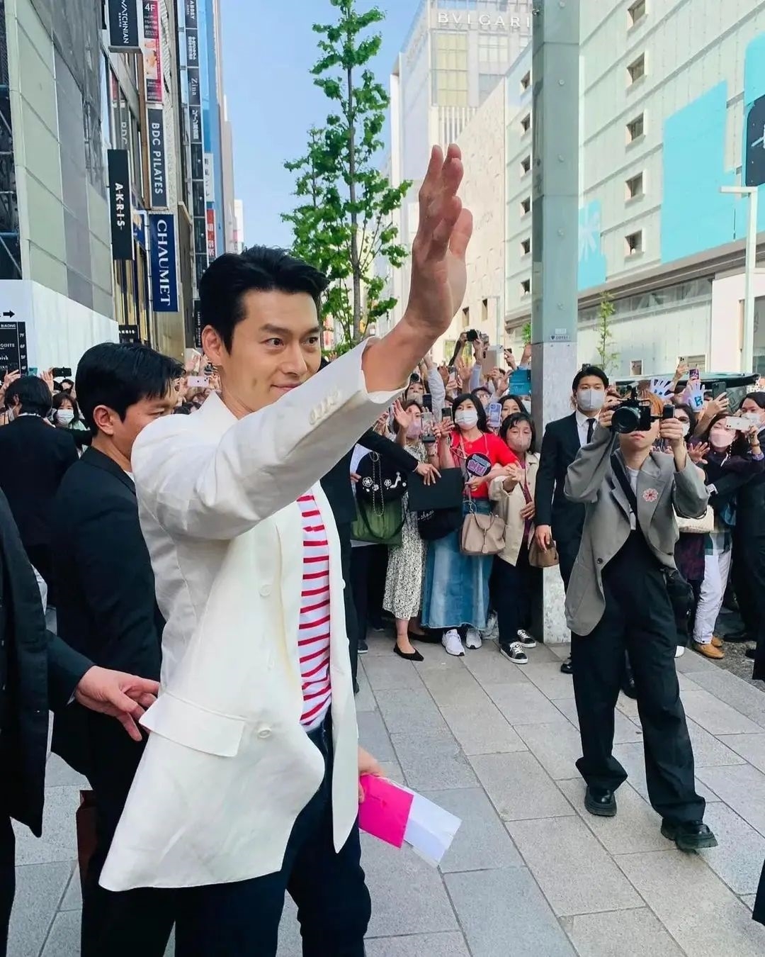 玄彬熱情地與粉絲們揮手。