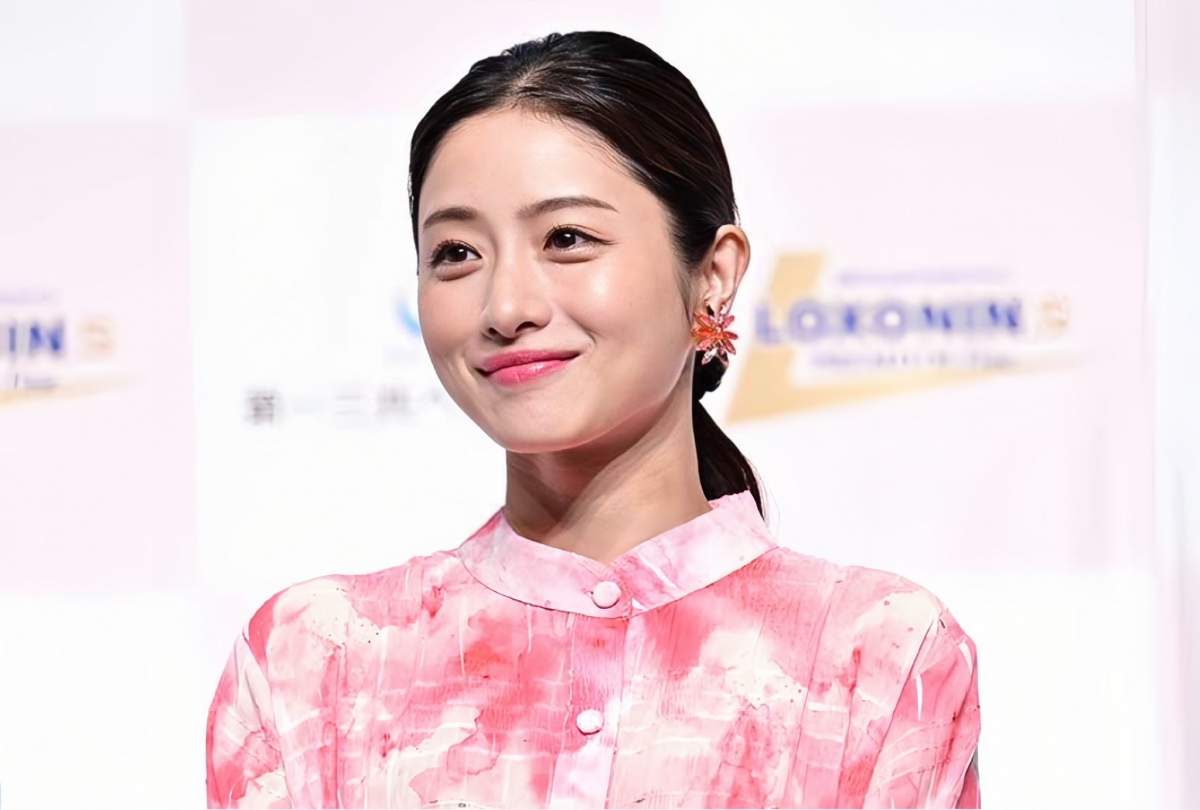 石原里美生完第一個孩子後首次公開露面