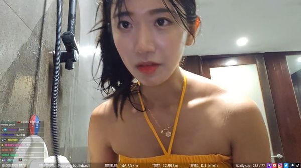 企鵝妹換上黃色衣服泡溫泉