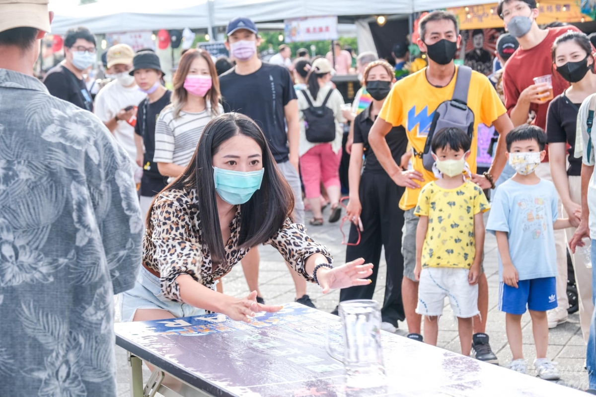 酒鬼挑戰最夯「推啤酒大賽」