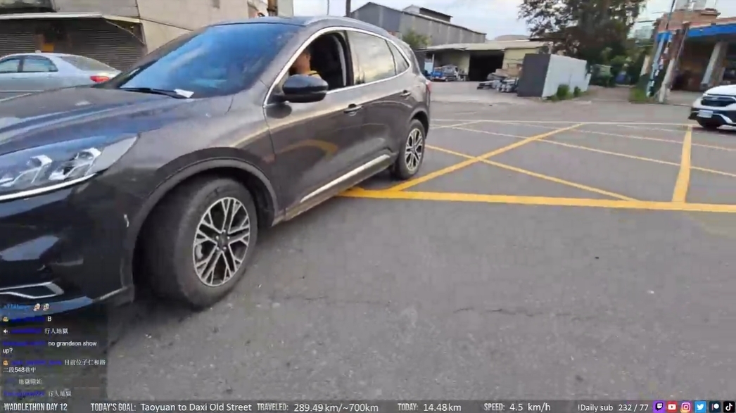 汽車駕駛為拍企鵝妹發生車禍