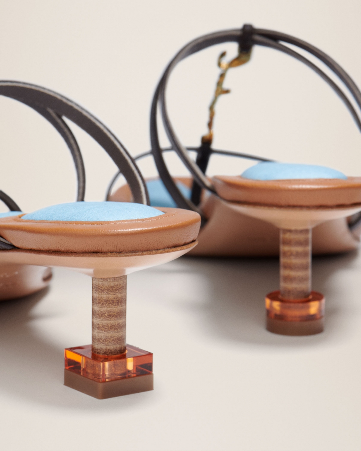 Les sandales basses Pralu Charm logo kitten heels.