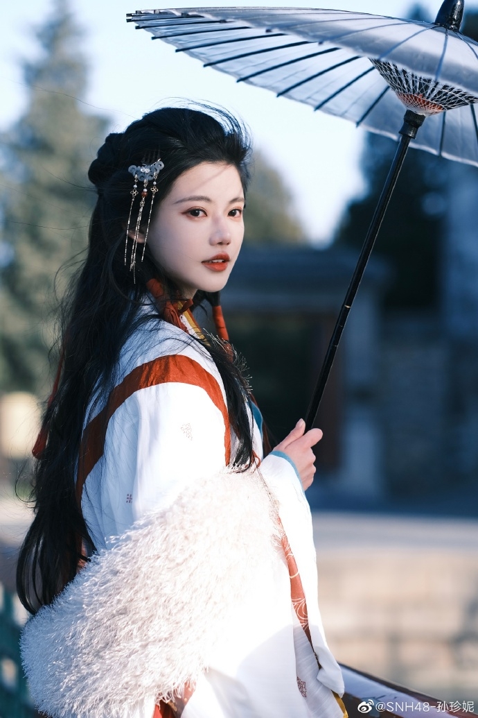 孫珍妮撐傘展現古典情致。