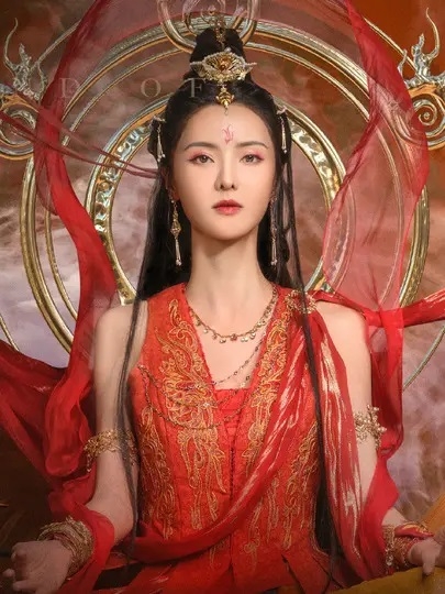 宇神初凰美麗和威嚴並具，飾演該角的演員張芷溪過去就是古裝女神代表。