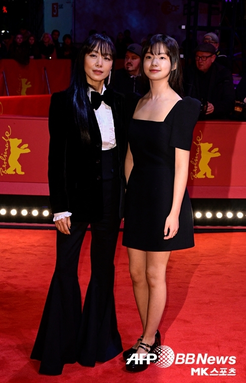 金詩雅和全道嬿一起風光走上柏林影展紅毯。