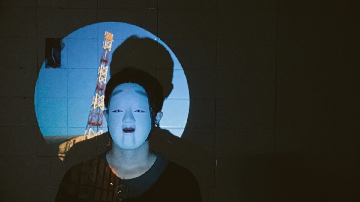 最後跟導演一起決定讓大魔王戴著面具拍攝恐嚇錄影帶