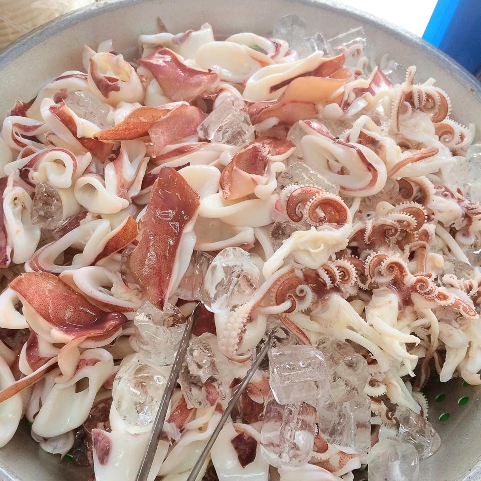 店裡的小卷都是當日尚青，以冰塊冰鎮確保最新鮮的品質。