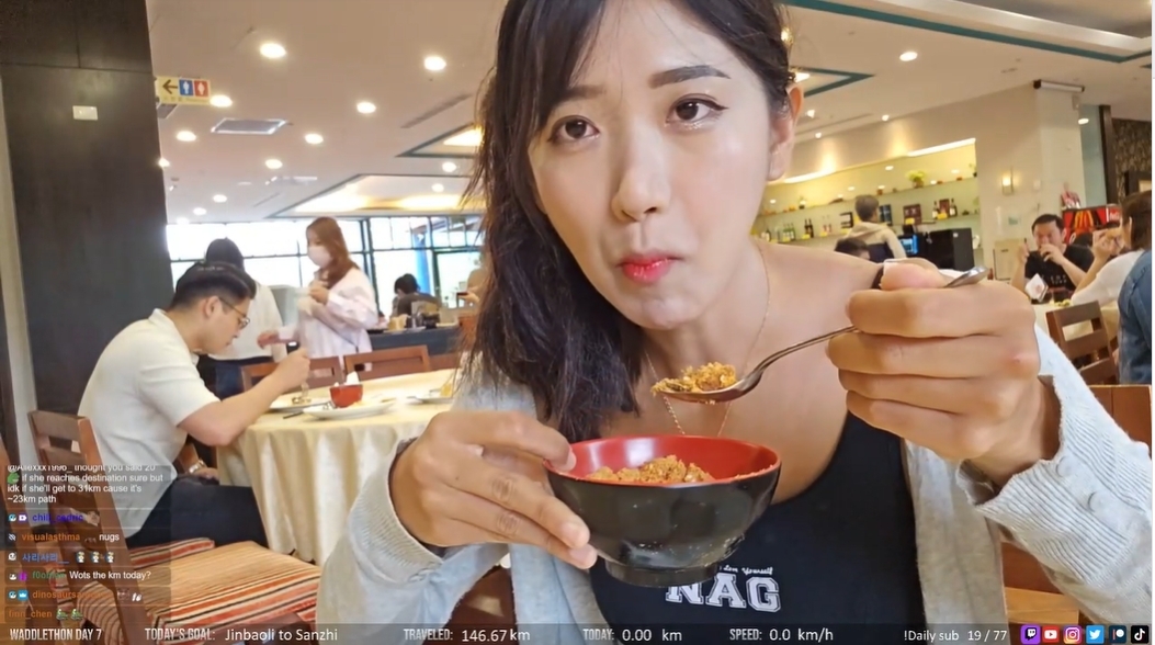 企鵝妹早餐吃肉鬆配稀飯，非常台灣味