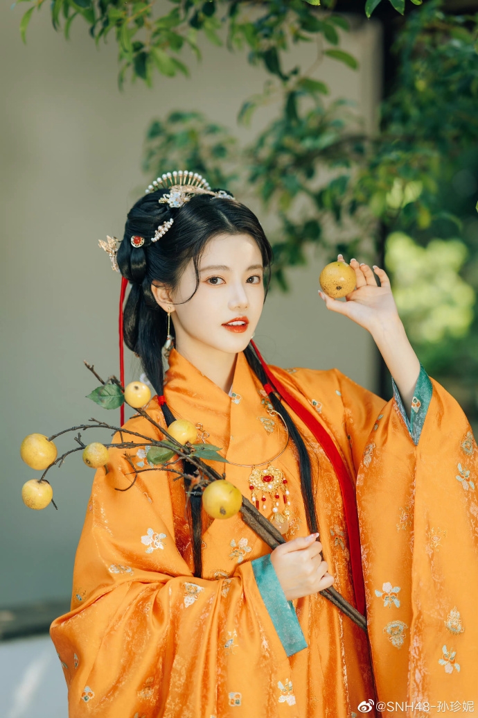 孫珍妮也很適合明媚少女的扮相。