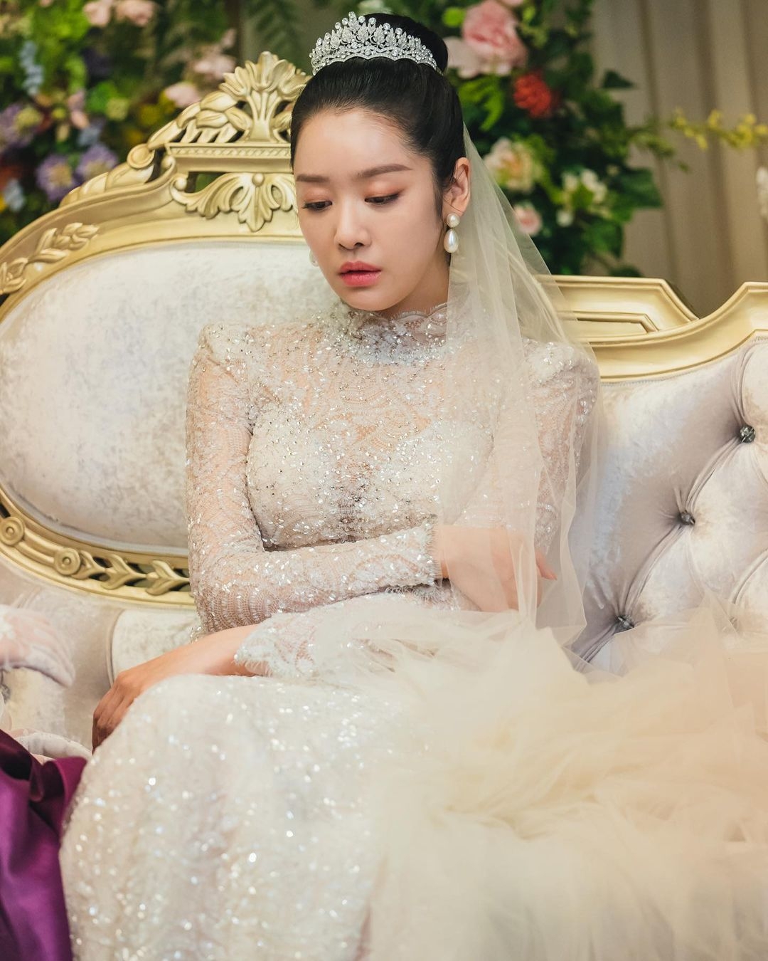 新娘車珠英面露愁容。