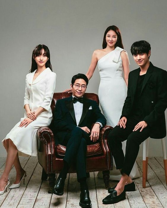 簡報內容包含對方家庭合照等資訊