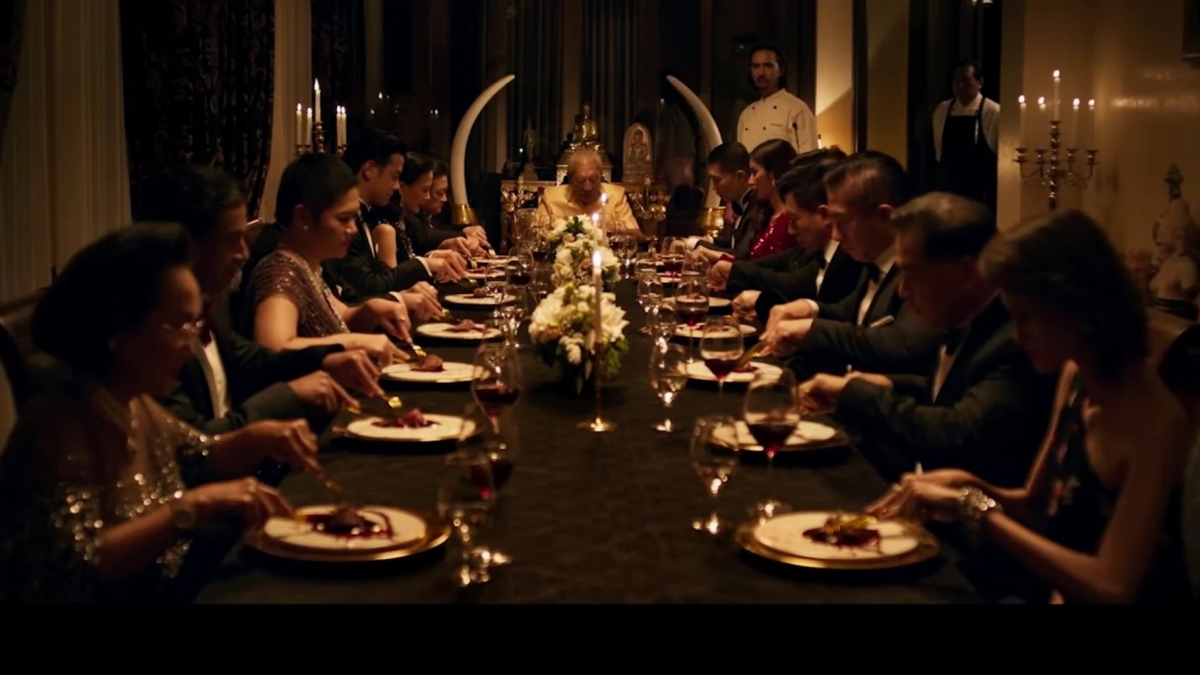 主廚團隊到將軍府上宴客，視覺鏡頭給人一種不舒服的壓迫感。