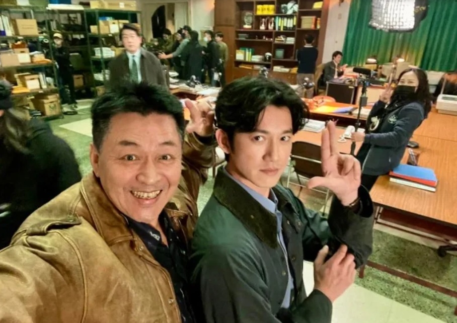 吳慷仁在臉書分享與庹宗華的開心合照。