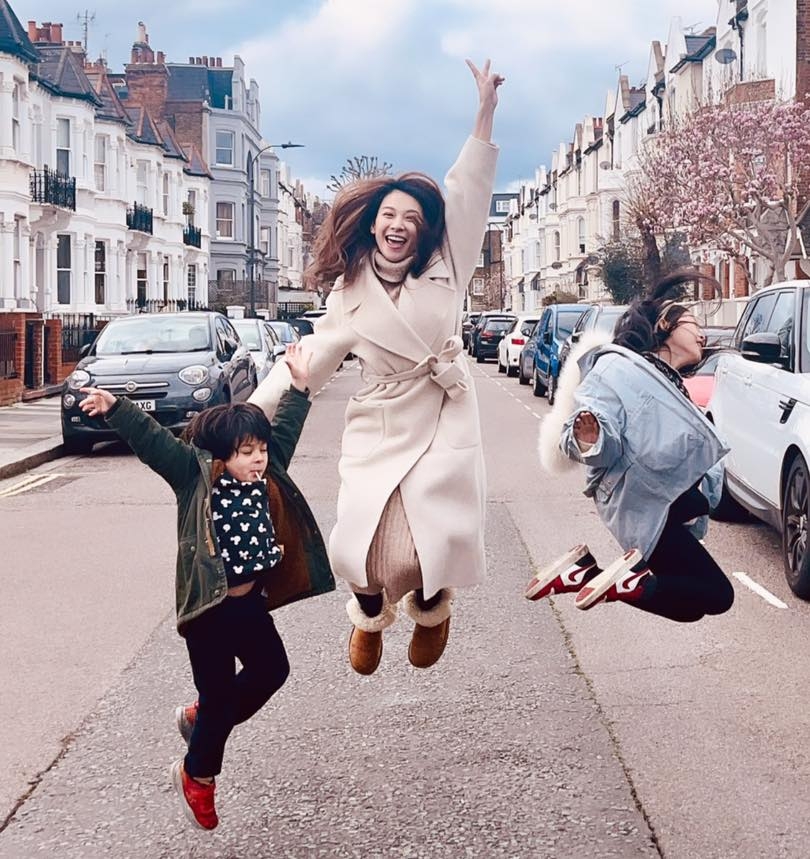 艾莉絲現在與第二任老公扶養2個小孩