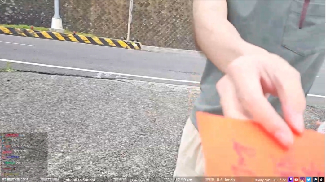 路人塞紅包給企鵝妹