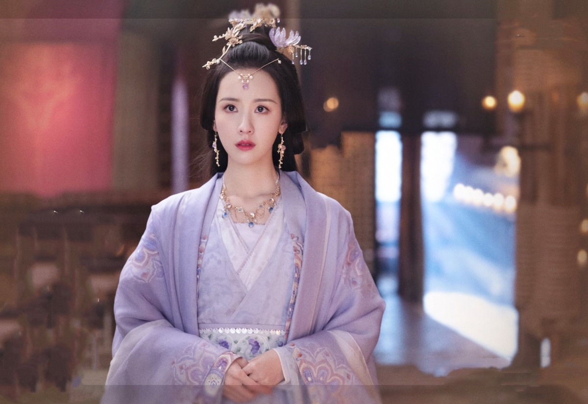 陳都靈淡紫色的古裝造型素雅清麗，飾演菩薩相、蛇蠍心的壞女人表現相當出色。