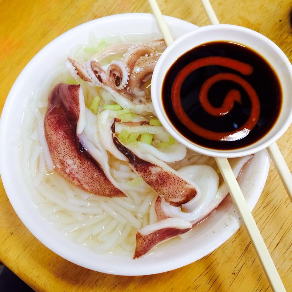 店家只提供特製薄鹽醬油及辣椒醬，就是要讓饕客們吃到小卷米粉的原汁原味。