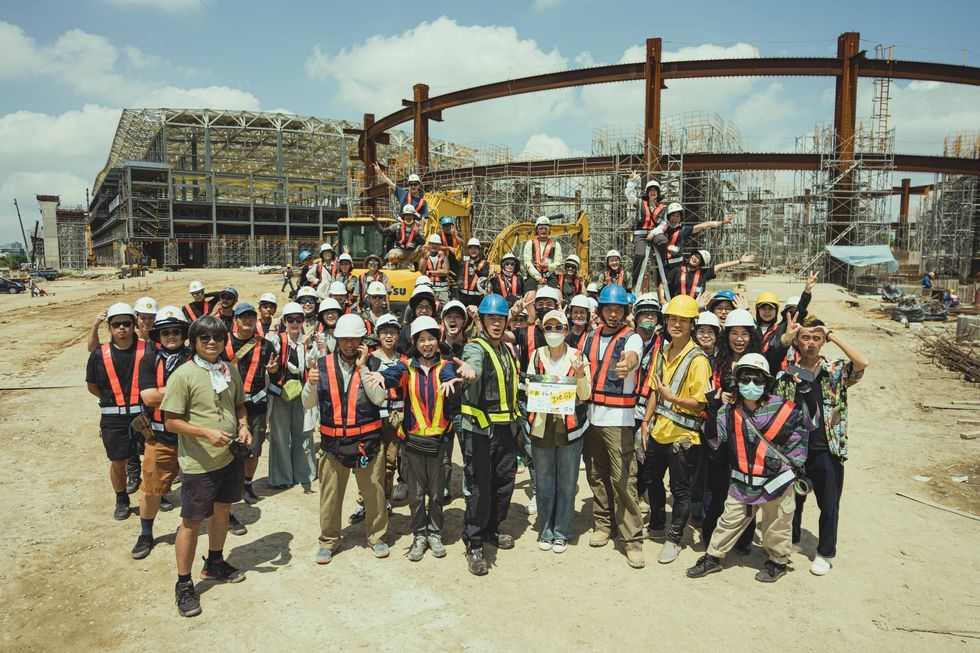 《做工的人》電影版工地場景浩大磅礡，是在台中搭景。