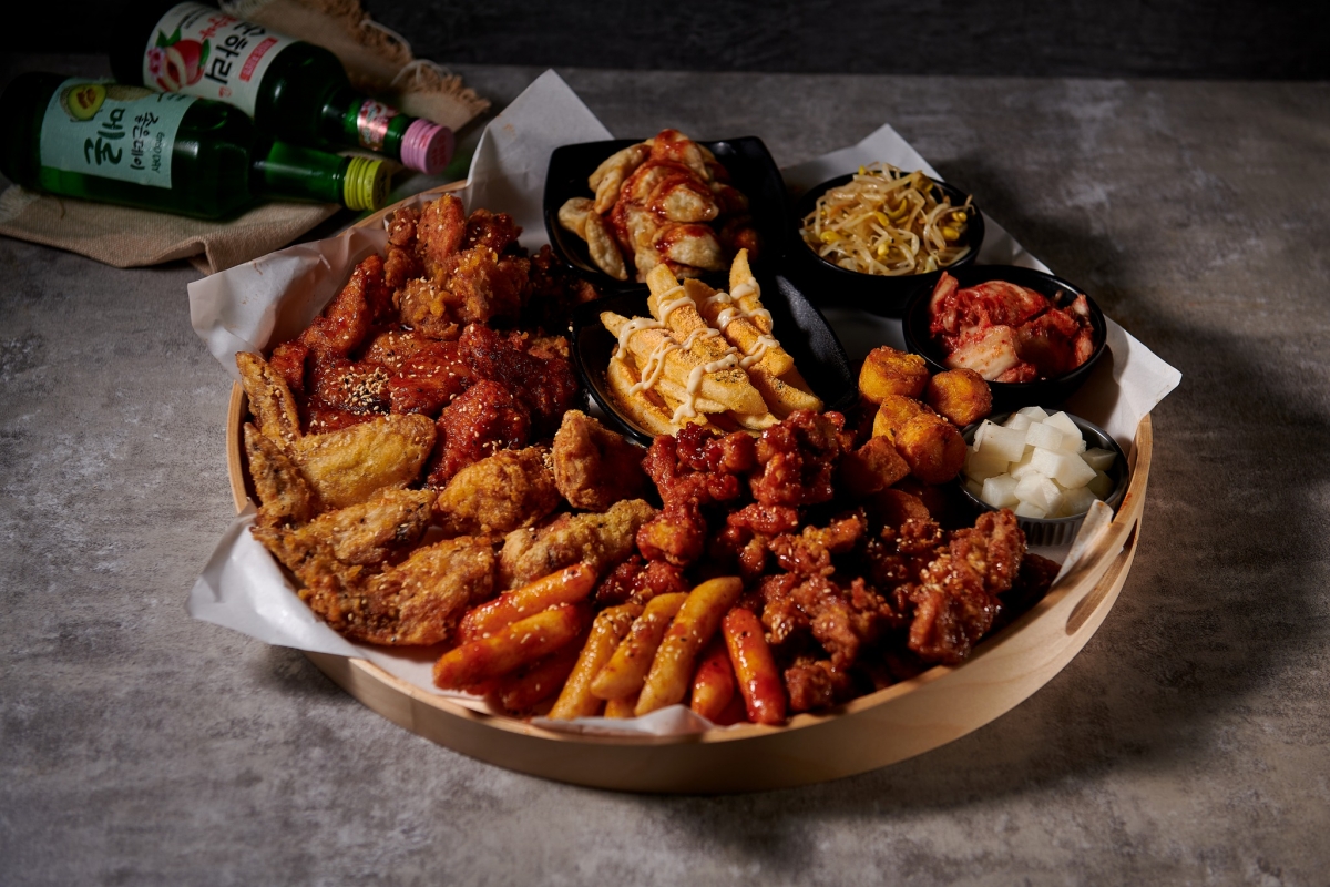 下班經過咚雞咚雞韓式炸雞順手外帶餐點,到家炸雞還是熱呼呼的!