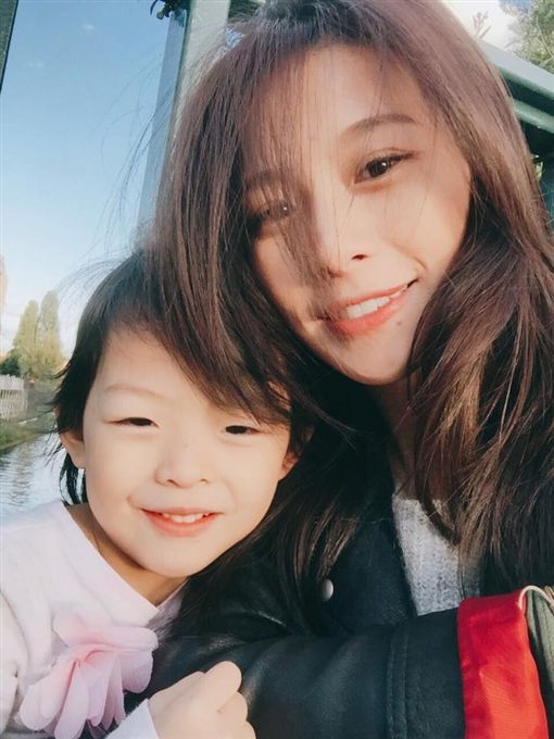 艾莉絲與愛女溫馨合照