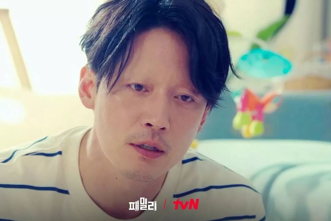 《特務家族》劇照當中張赫沒有眉毛的模樣詭異又好笑。