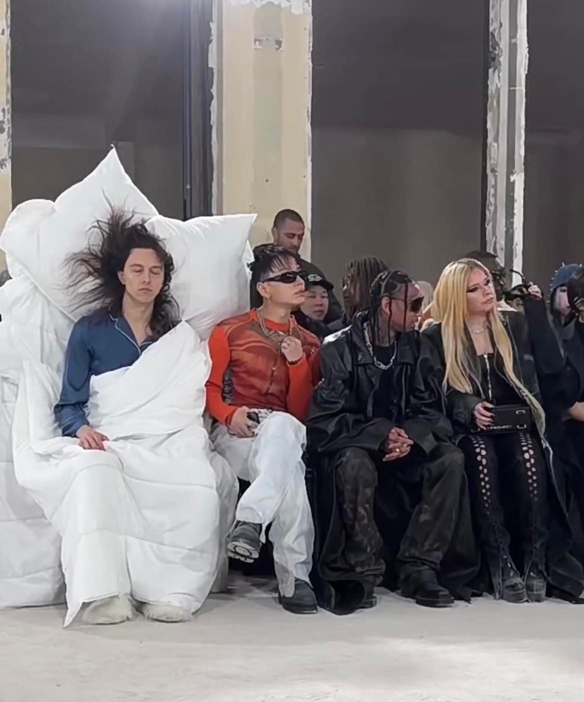 Tommy Cash在 2023 秋冬系列大秀上「敷面膜躺枕頭睡覺」