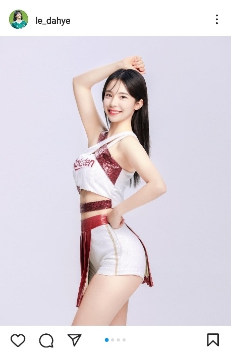 李多慧穿上樂天制服,正式宣布加盟台灣棒球啦啦隊