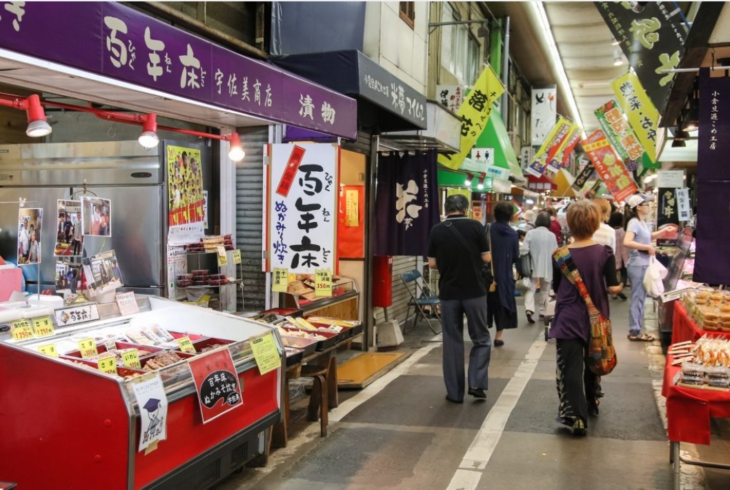 旦過市場約有120家商店集結於此,販售鮮魚、家常菜餚、與當地傳統美食「米糠醬煮魚」等食物。