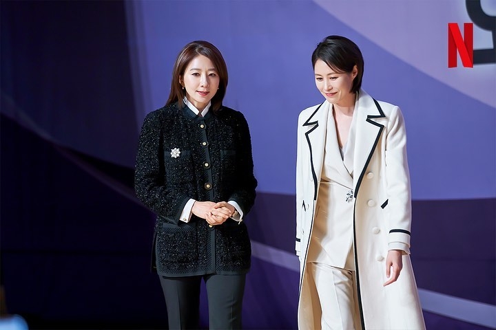 《造后者》金喜愛、文素利身穿一黑一白服飾,女王氣勢十足。