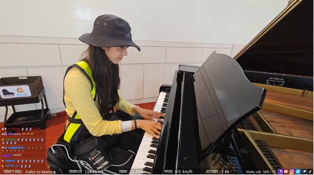 企鵝妹臨時秀鋼琴琴藝