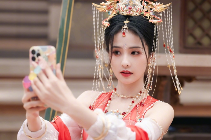 白鹿飾演的小公主桑酒任性率真，卻也不失純美。