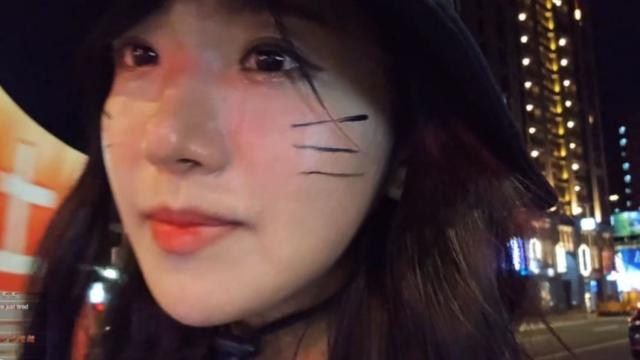 被提出太多古怪要求，企鵝妹止不住淚水