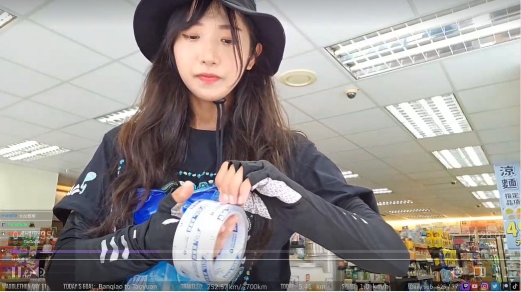 天氣熱到企鵝妹直接黏冰塊在身上