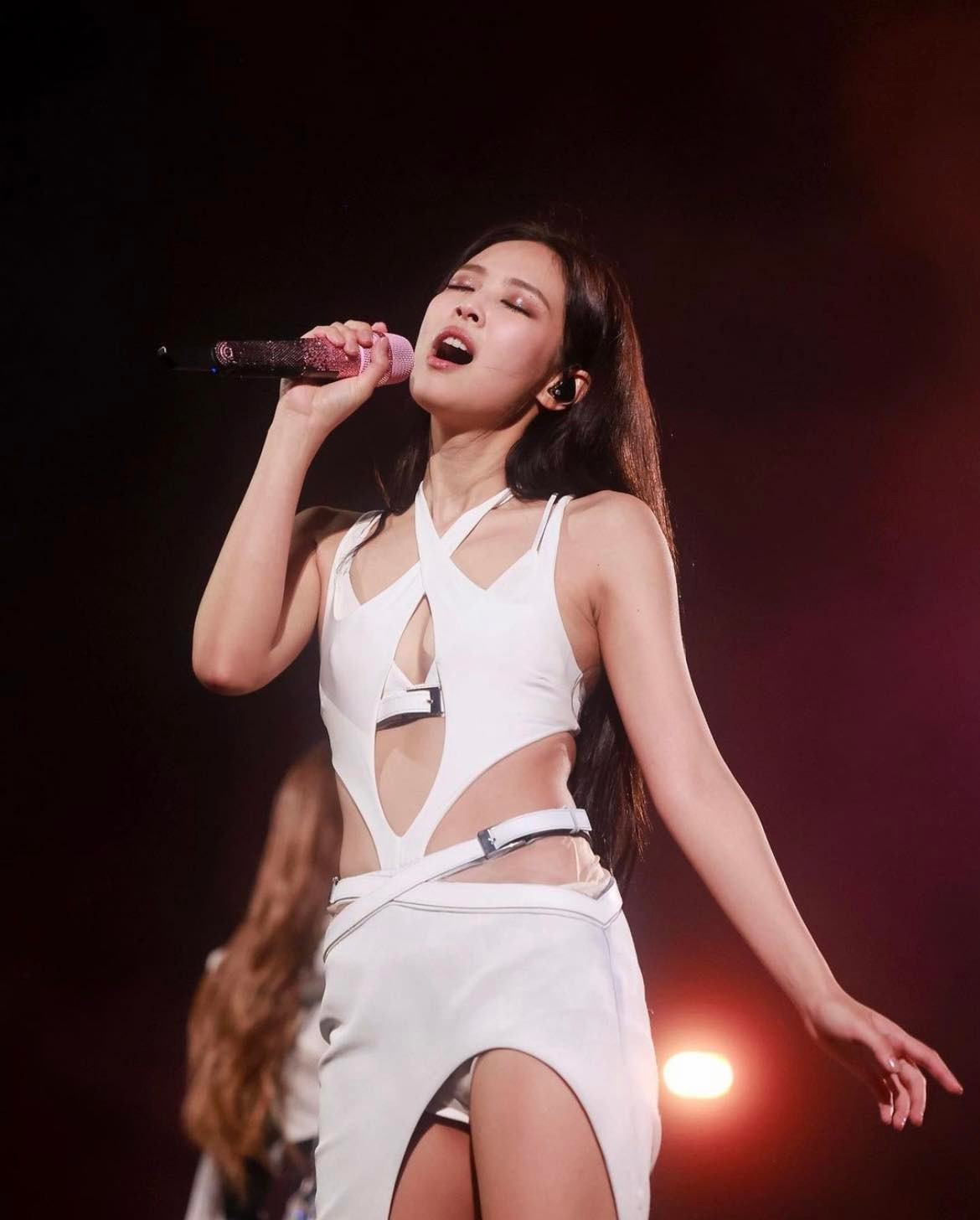 網友票選最美造型的Jennie白色胸前交叉性感上衣來自Mugler ; 裙子來自David Koma