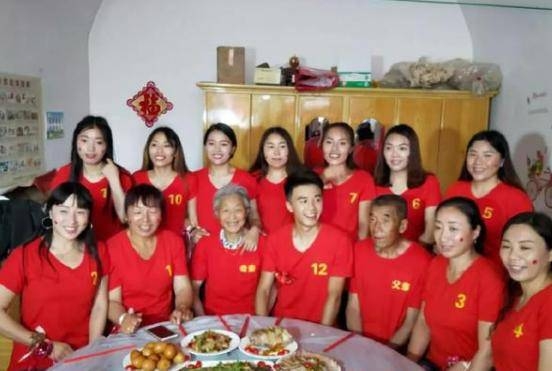 弟弟要結婚,11位姊姊為他操辦婚禮、買新房