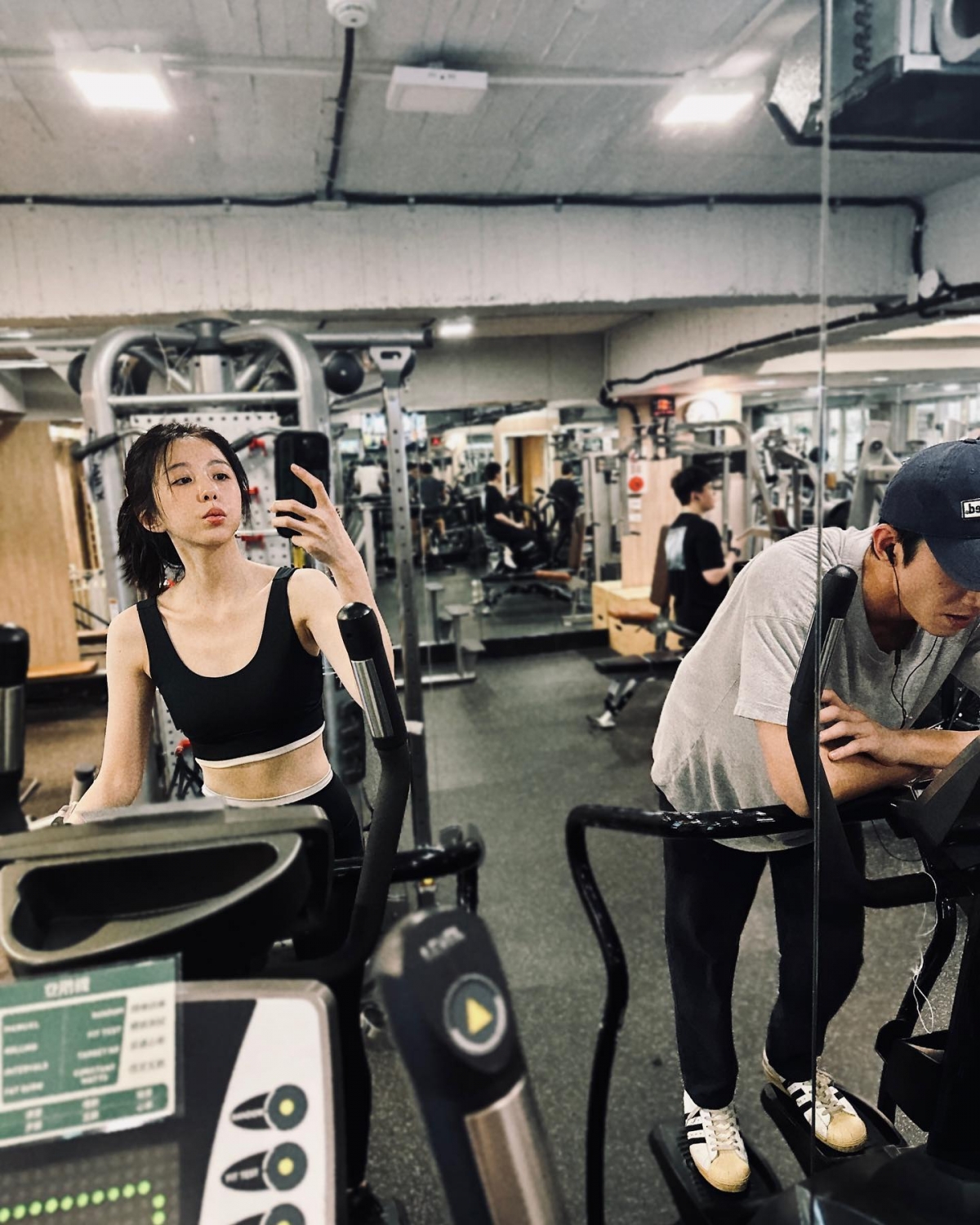 邵雨薇分享與吳慷仁一起運動的生活照